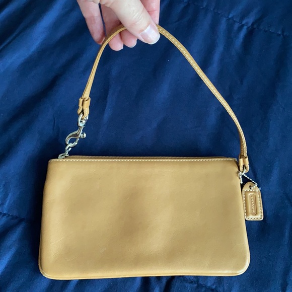 EUC Coach Wristlet - Picture 4 of 4